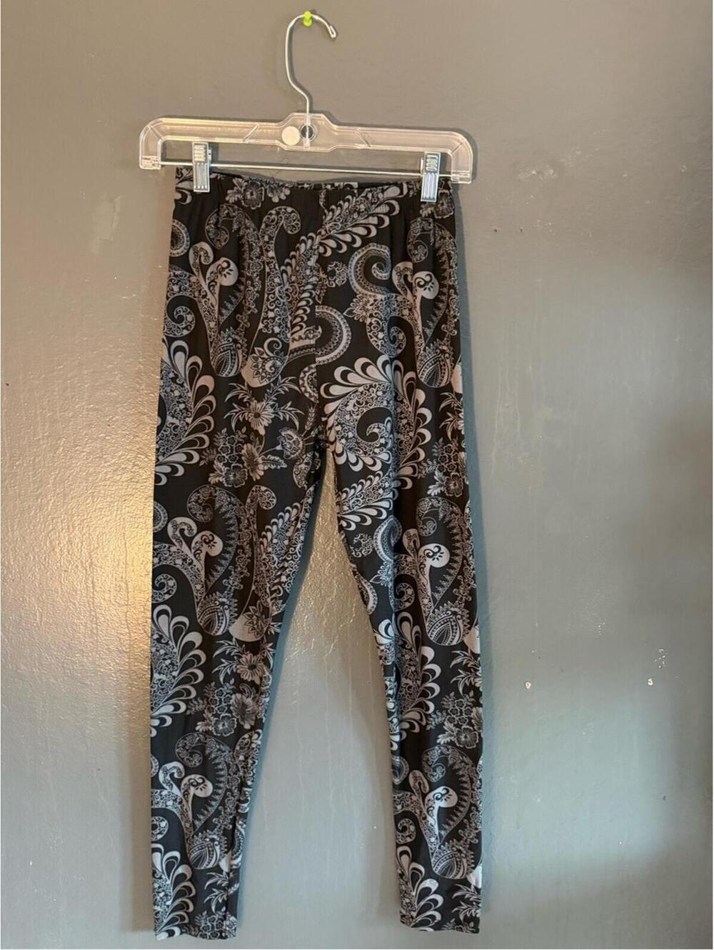 Eevee Women's Black and Gray Paisley Ankle Leggings